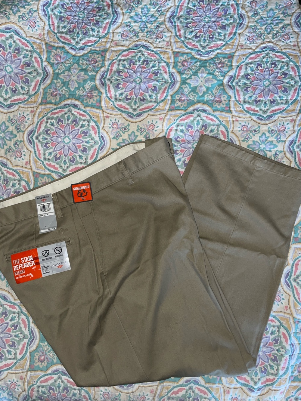 Dockers Men's 100% cotton Chinos in Khaki Brown. Size 38 x 29. NWT